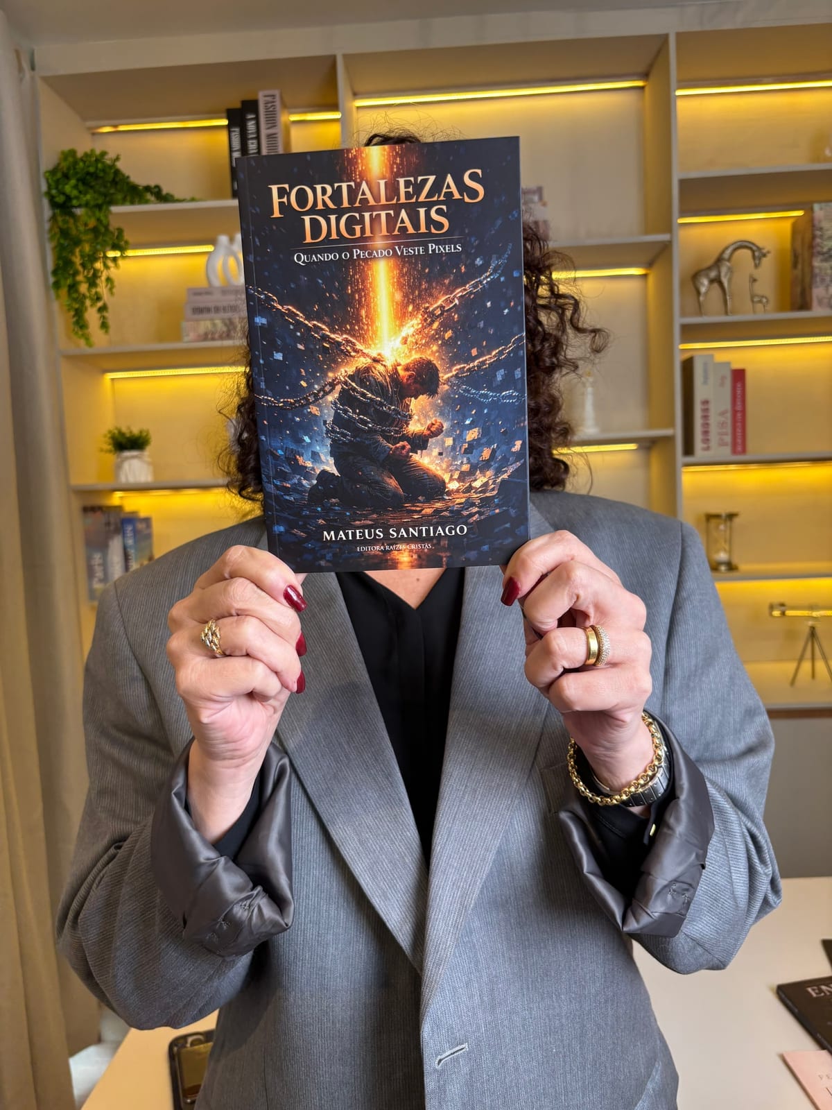 Leitora segurando o livro Fortalezas Digitais